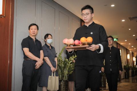 罗湖区委统战部副部长、工商联党组书记叶志伟一行到88彩调研