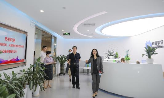 罗湖区委统战部副部长、工商联党组书记叶志伟一行到88彩调研