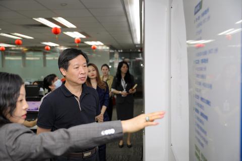 罗湖区委统战部副部长、工商联党组书记叶志伟一行到88彩调研
